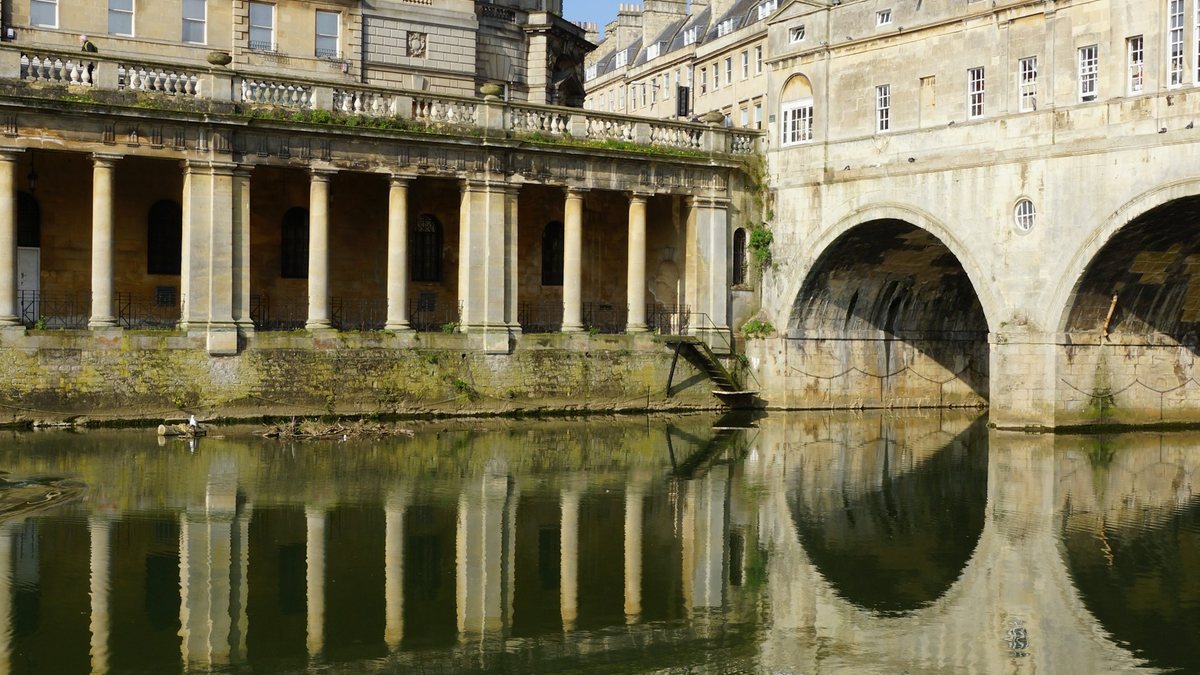 Pulteney Bridge and the River Avon in Bath for a romantic weekend